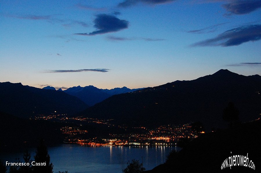 23 Sulla costa si accendono le luci.jpg